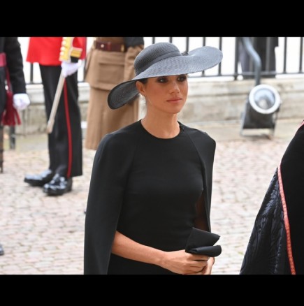 Меган Маркъл предизвика слухове за трета бременност на погребението на кралица Елизабет II (Снимки)