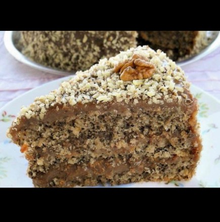 Домашна РЕТРО ТОРТА: Най-вкусната шоколадова торта с орехи със съставки, които имате в кухнята
