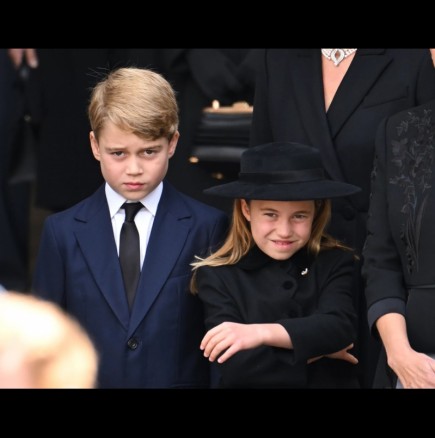 Принц Джордж стъписа цял свят на погребението на прабаба си с този некултурен жест (Снимки):
