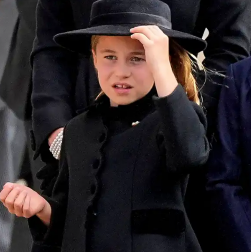 Принцеса Шарлот избухна в сълзи на погребението на прабаба си-Снимка