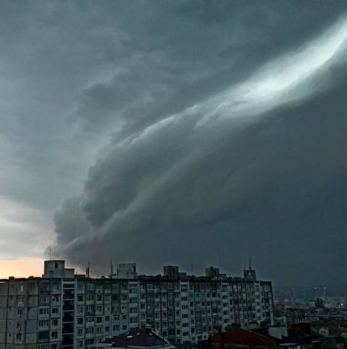 Минути преди кошмарната буря в Бургас, на брега се случил невиждан феномен-Видео