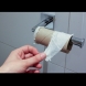 „Заразно зло“: какви болести могат да причинят тоалетната хартия и мокрите кърпички