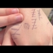 „Драсканиците“, които това дете нарисува на ръцете си, разкриват ужасната реалност, която му се случва в училище