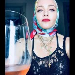 Няма срам! Мадона по-вулгарна от всякога - безсрамно разголи гърди на 64 и я попиляха (Снимки 18+)