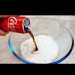 Изсипвам кенче Кока-Кола в брашното и получавам вкусотия, която бухва във фурната като балон и е мека като памук!