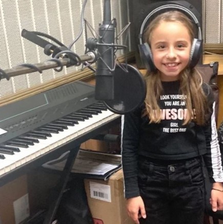 Певица на 7 години от Карлово записа песен с оркестър
