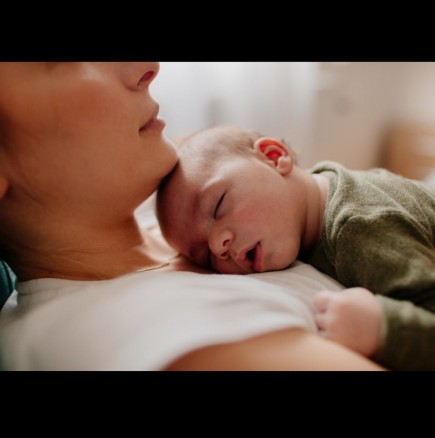 Цезарово сечение срещу нормално раждане: 10 разлики, които бебето усеща