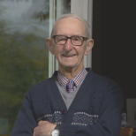 Мъж на 100 години показа напитката, на която дължи дълголетието си