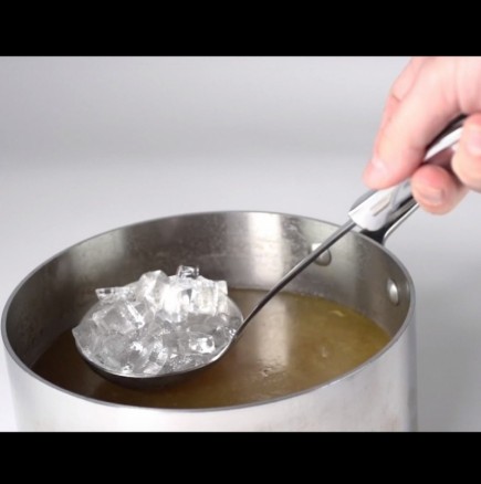 Ето защо перфектните домакини винаги пускат кубче лед в супата - поучете се от тях!