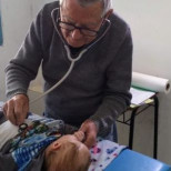 92-годишният Иван още работи като педиатър, отзовава се безплатно за помощ на деца-снимки