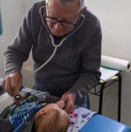 92-годишният Иван още работи като педиатър, отзовава се безплатно за помощ на деца-снимки