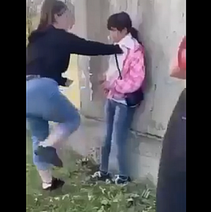 Момичета нападнаха съученичка с ритници и обиди-Видео