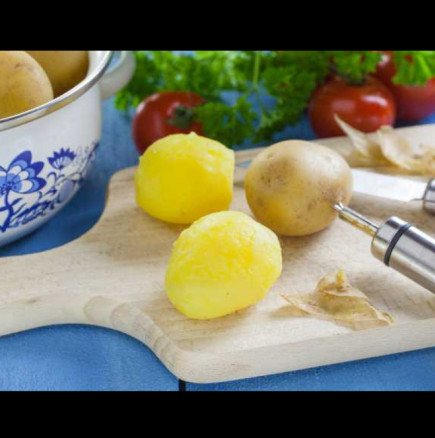 Ето как си варя картофите за салатата и пюрето само за 10 минути, без тенджера и вода: