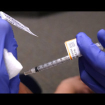 COVID ваксината на Pfizer е възможно да е свързана с инсулти