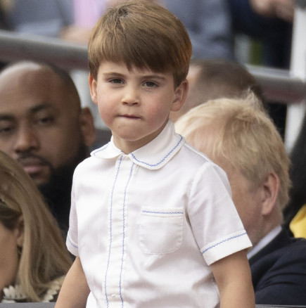 Голи крака и палтото на сестра си: облеклото на 4-годишния принц Луис на коледната служба възмути обществеността! (СНИМКИ)
