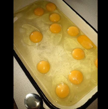 Разбивам яйцата директно в тавата с млякото и у дома ядем най-вкусния крем-карамел! Хем не цапам, хем е разкошен: