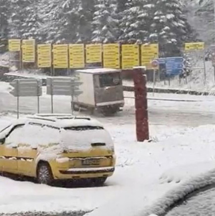 Сняг вече започна да натрупва по тези пътища на България-Видео
