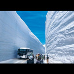 Ето как изглежда градът с най-много сняг в света (Снимки):