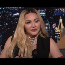 Откакто Мадона се появи на сцената на наградите Грами, хората не спират да говорят за външния й вид - и има защо! (СНИМКИ)