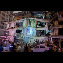 Трагедията в Турция и Сирия е огромна: продължават да вадят тела от отломките след унищожителното земетресение (СНИМКИ)