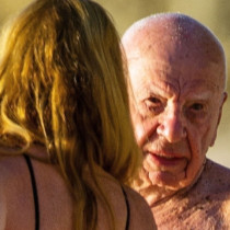 91-годишен милиардер с новата си приятелка релаксира на плажа - след тези снимки няма да искате да се омъжите за богаташ!