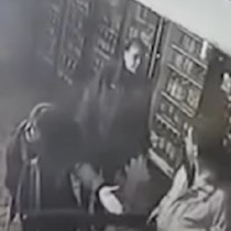 Жена бие с тояга деца на катерушка в София-Видео