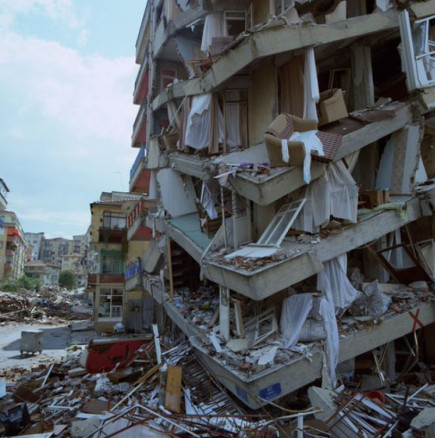 Българка с 2 деца е в неизвестност след земетресението