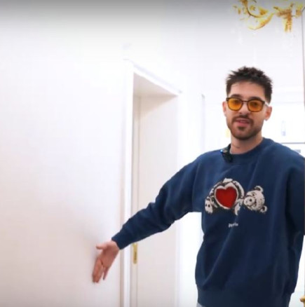 Емрах Стораро показа на всички апартамента си-Е наистина свят да ти се завие от лукс и ... кич-Видео