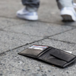 Бездомник намери портфейл с голяма сума пари и го предаде на полицията