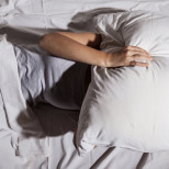 Вместо да се въртите в леглото до сутринта, опитайте този трик, ще заспите за 2 минути