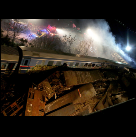 Адска влакова катастрофа почерни Гърция - десетки загинали и над 80 ранени, овъглени вагони (СНИМКИ+ВИДЕО)