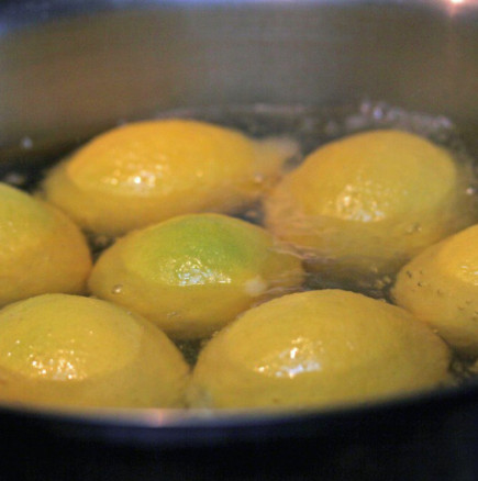 Сварете лимоните вечерта и изпийте течността, когато се събудите...ще се учудите от резултатите!