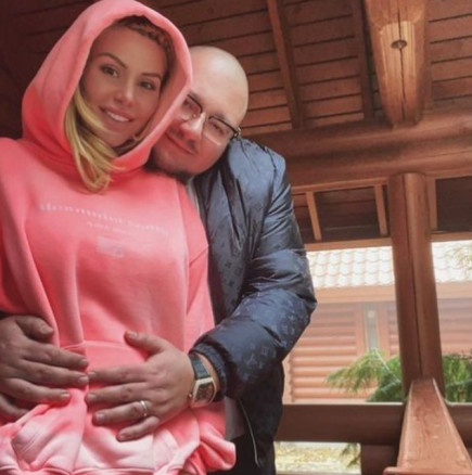 Бременната с четвърто Светлана Гущерова крие коремчето (СНИМКИ):