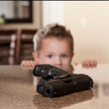 3-годишно дете застреля сестра си с пистолет