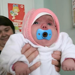 Ето как изглежда днес бебето, което се роди почти 8 килограма-Снимки