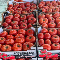 На търговец на зеленчуци му писна от рекета на хипермаркетите и извади краставиците и доматите да ги продава на сам!-Снимка