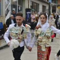 Младоженци от Рибново взеха акъла на световните медии с обичаите на сватбата си-Снимки
