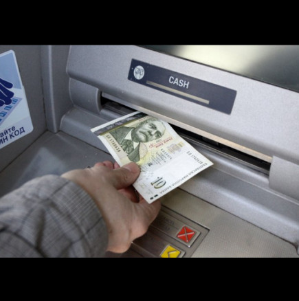 Нова секира от банките при теглене на банкомат - ето с колко вдигат таксите: