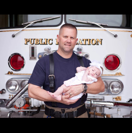 Пожарникар изроди бебче, без да подозира, че това е собствената му дъщеря! (СНИМКИ)
