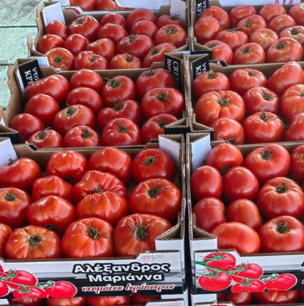 На търговец на зеленчуци му писна от рекета на хипермаркетите и извади краставиците и доматите да ги продава на сам!-Снимка
