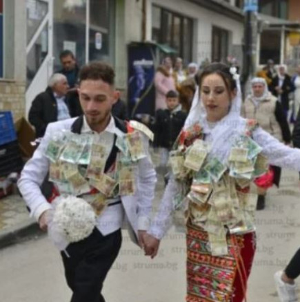 Младоженци от Рибново взеха акъла на световните медии с обичаите на сватбата си-Снимки