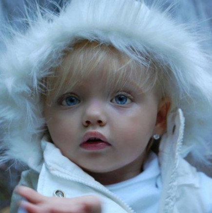 Спомняте ли си момиченцето кукла от миналото? Е, вече е на 13 и ето как изглежда днес: