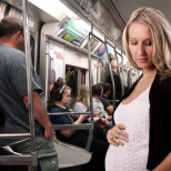 Бременна украинка просеща в софийското метро предизвика бурни реакции