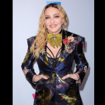 Бедра на бабуни и старчески ръце: Мадона случайно се показа без Фотошоп (СНИМКА)