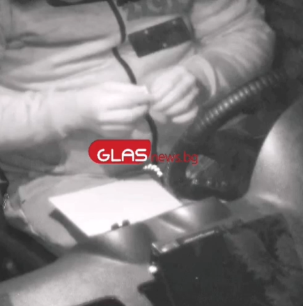 Камера за наблюдение засне как шофьорна такси се дрогира и после шофира-Видео