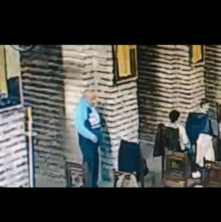 Мъж открадна чантата на жена в църква на Велики четвъртък-Камера го засне-Видео