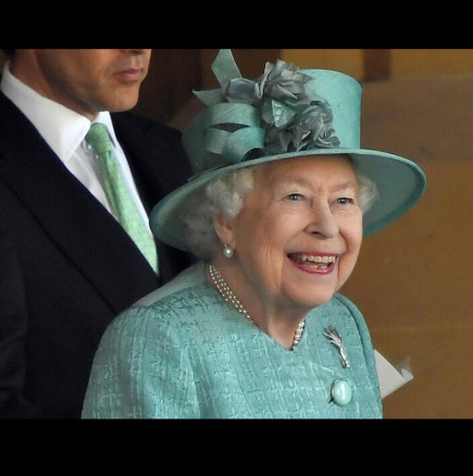 Непоказвана досега снимка на покойната кралица Елизабет Втора с правнуците й умили мрежата (СНИМКА)
