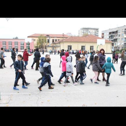 Няма край! Нови бомбени заплахи опразниха столични училища: