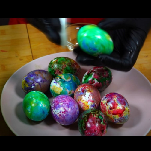 Сварете яйцата и ги увийте в алуминиево фолио - ефектът е поразителен! Каква красота само! (ВИДЕО)