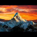 Нещо зловещо се случва на връх Еверест след залез слънце: